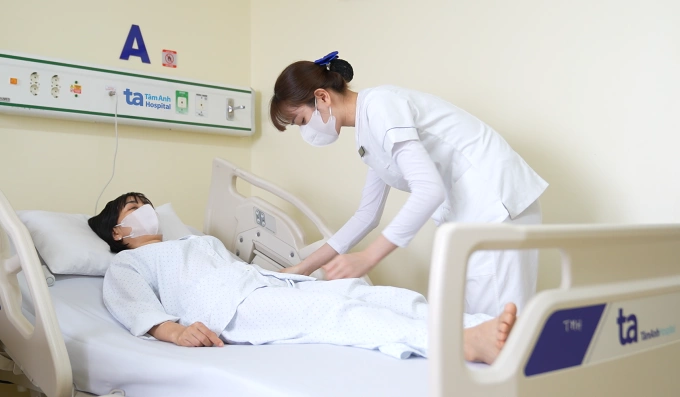 Chị Hằng theo dõi điều trị lao tại Khoa Hô hấp. Ảnh: Bệnh viện Đa khoa Tâm Anh Hà Nội