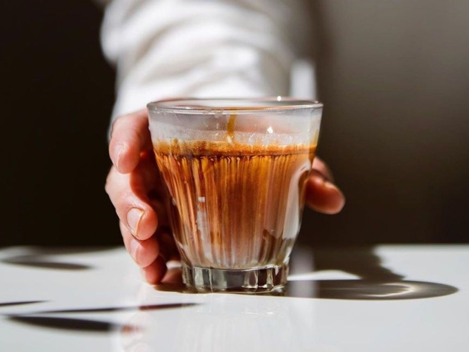 Món cà phê bẩn của một cửa hàng ở Bangkok. Ảnh: Lifestyle Asia