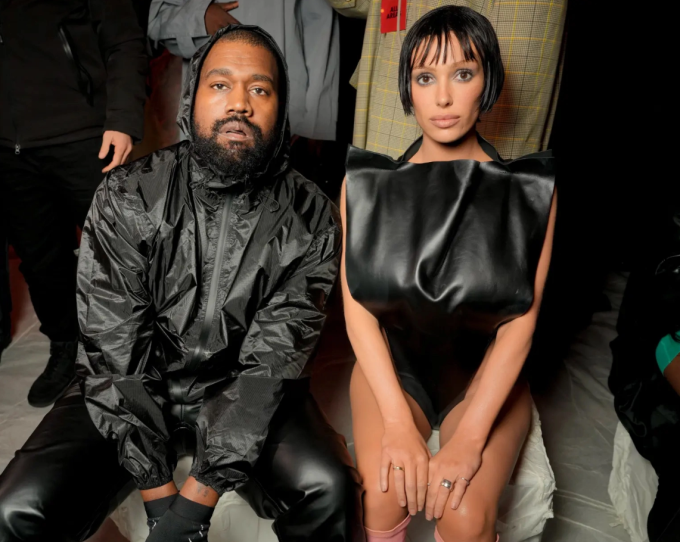 Kanye West và vợ Bianca Censori. Ảnh: WWD