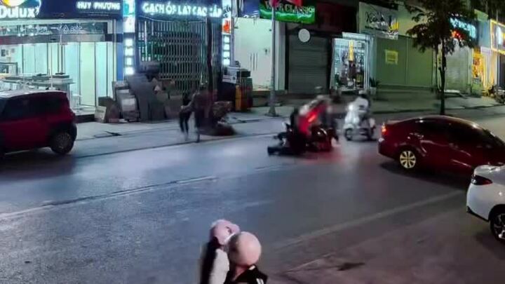 Lấn làn tránh ôtô quay đầu, nam thanh niên đi xe máy gây tai nạn