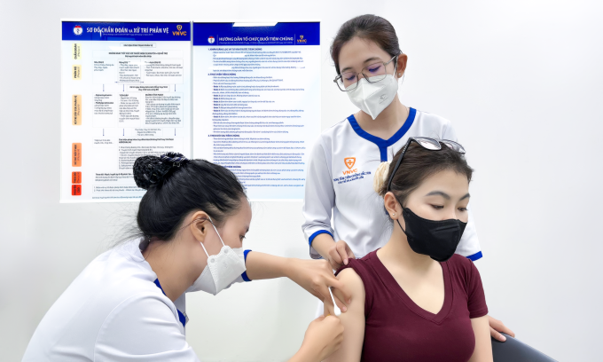 Nữ giới tiêm vaccine thủy đậu tại VNVC Cantavil (TP HCM), để phòng bệnh khi nơi làm việc có đồng nghiệp mắc bệnh. Ảnh: Diệu Thuần