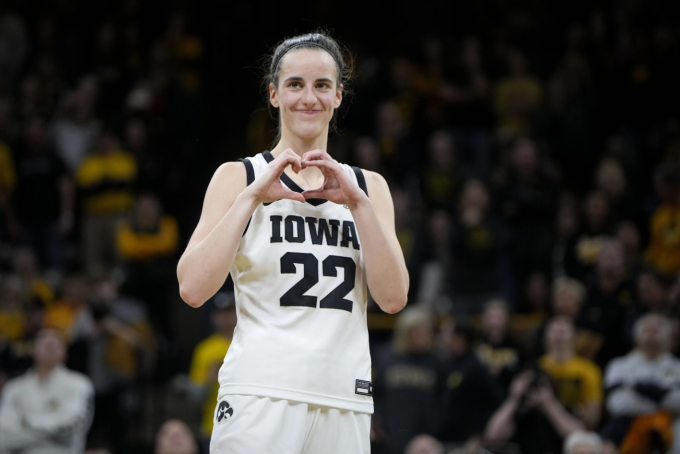 Caitlin Clark tạo hình trái tim sau trận đấu bóng rổ đại học NCAA giữa Iowa và Michigan tại Iowa City, bang Iowa ngày 15/2/2024. Ảnh: AP