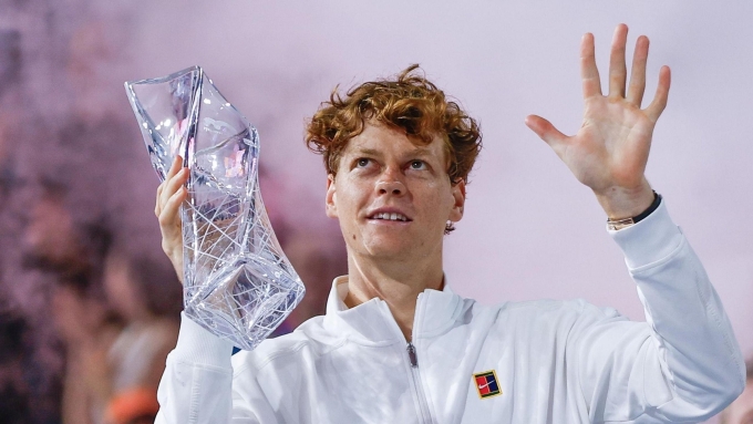 Sinner mừng chức vô địch, sau chung kết Miami Mở rộng, trên sân Hard Rock, Miami, Florida, Mỹ hôm 29/3. Ảnh: Reuters