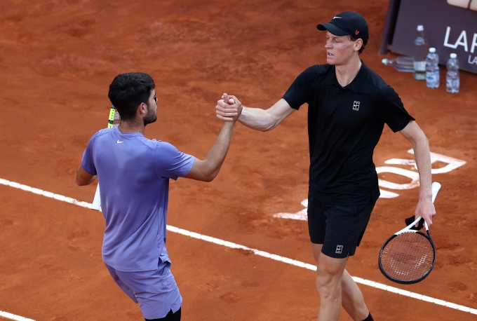 Sinner (phải) chúc mừng Alcaraz, sau khi thua đối thủ ở chung kết Rome Masters 2025. Ảnh: Reuters