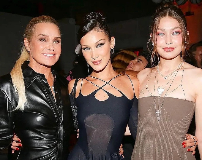 Gigi Hadid chụp hình cùng em gái Bella (giữa) và mẹ tại một sự kiện năm 2021. Ảnh: Instagram Yolanda Hadid