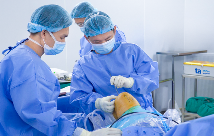 Bác sĩ Vũ (phải) trong một ca nội soi tái tạo sụn chêm. Ảnh minh họa: Bệnh viện Đa khoa Tâm Anh
