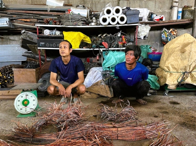 Hai nghi can cùng tang vật. Ảnh: Thái Hà