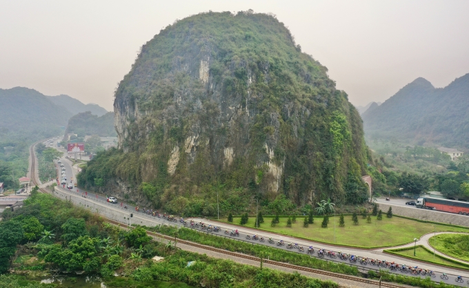 Đoàn đua thi đấu chặng 4 giải xe đạp toàn quốc tranh Cup Truyền hình HTV 2025 từ Hà Nội đi Thanh Hóa sáng 6/4. Ảnh: Đức Huy