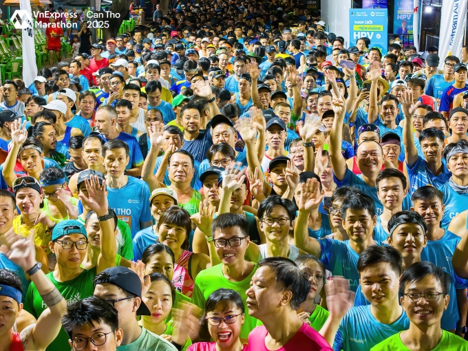 Hàng nghìn runner vẫy chào ống kính máy ảnh trước giờ xuất phát VnExpress Marathon Cần Thơ 2025. Ảnh: VnExpress Marathon