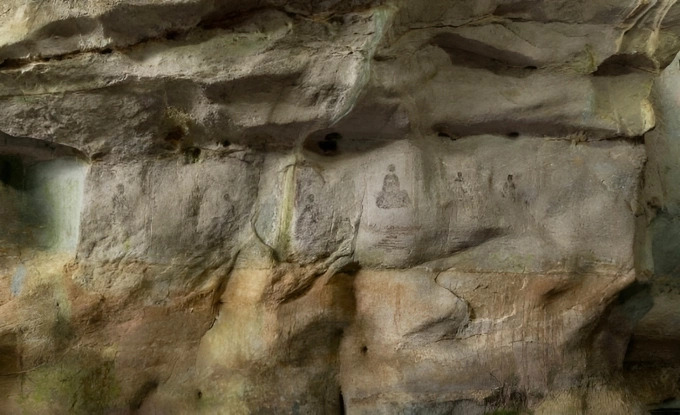Một số tranh khắc vị La Hán trên vách đá. Ảnh: Cục Di sản Văn hóa
