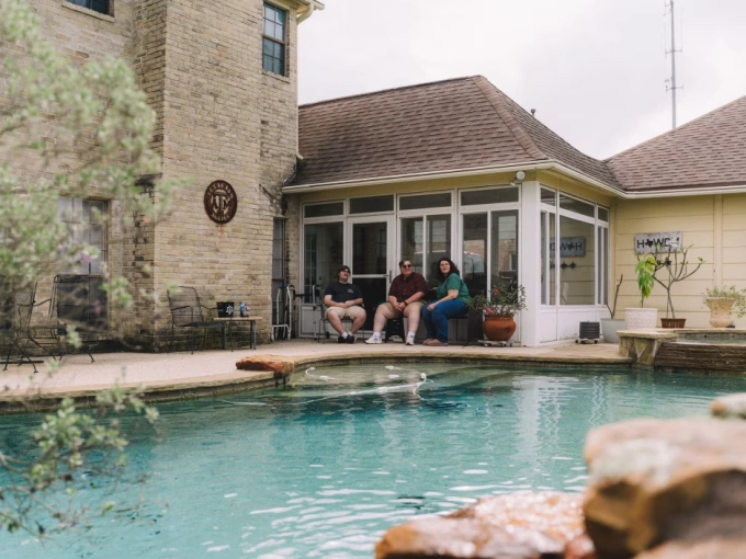 Gia đình Shilling trong hồ bơi của gia đình ở Humble, Texas. Ảnh: WSJ