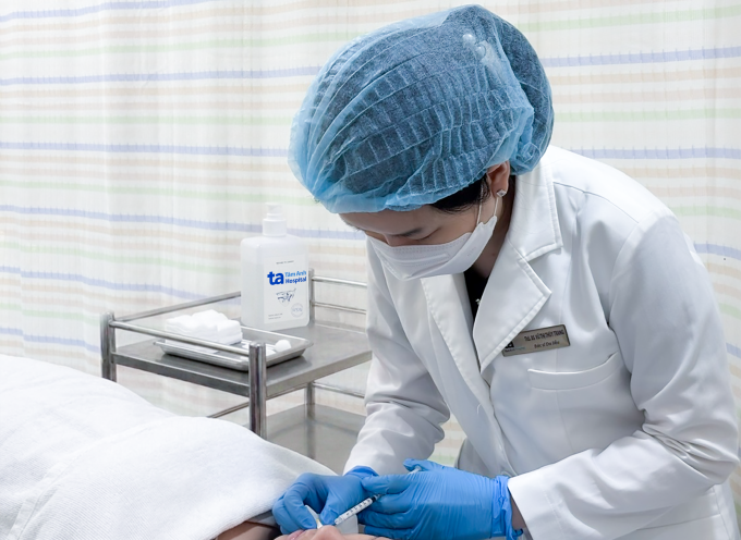 Bác sĩ tiêm triamcinolone để làm phẳng sẹo lồi. Ảnh: Bệnh viện Đa khoa Tâm Anh