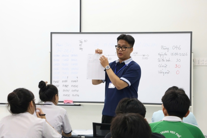 Cán bộ coi thi phổ biến quy chế thi đánh giá năng lực tại điểm thi trường Đại học Khoa học Xã hội và Nhân văn, phường Đông Hòa, sáng 5/4. Ảnh: VNUHCM