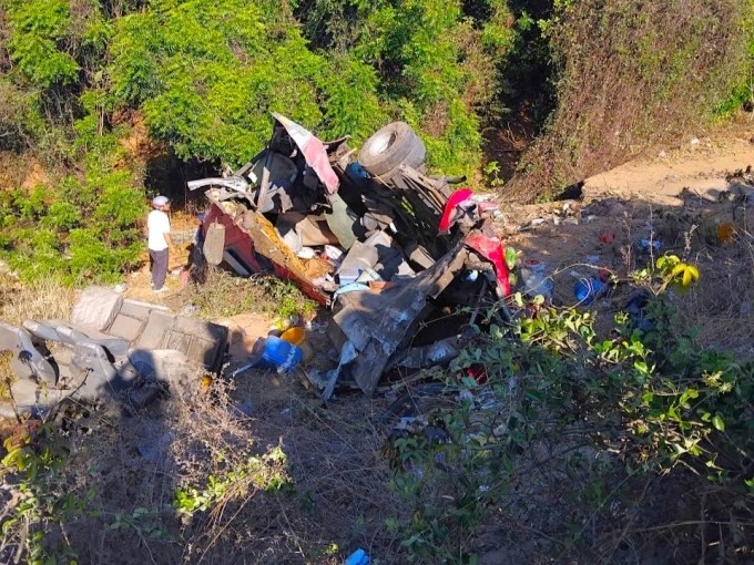 Chiếc xe lao xuống vực, bép dúm. Ảnh: Hồng Lâm