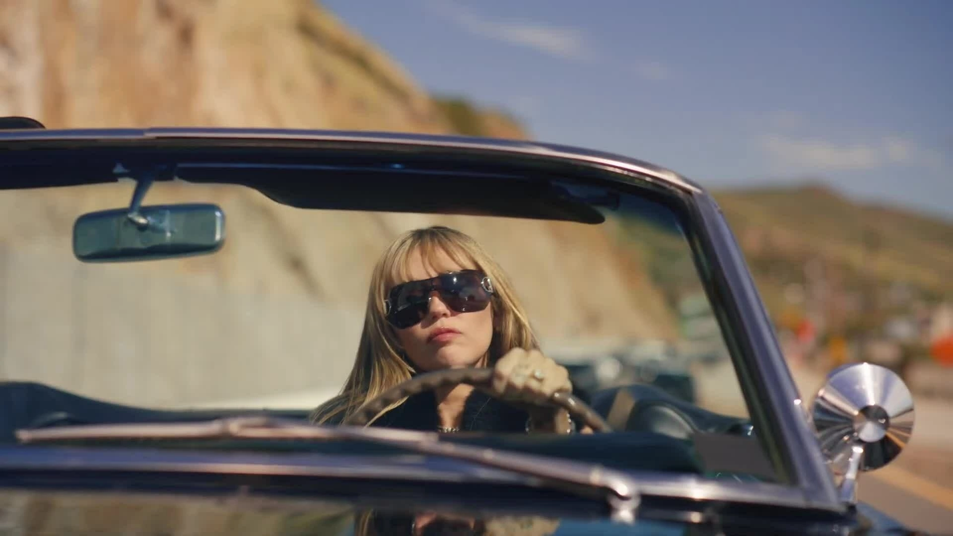 MV "Younger You" của Miley Cyrus