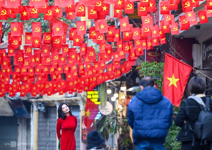 Phố Ấu Triệu, Hà Nội rực rỡ cờ trang trí dịp nghỉ lễ. Ảnh: Giang Huy
