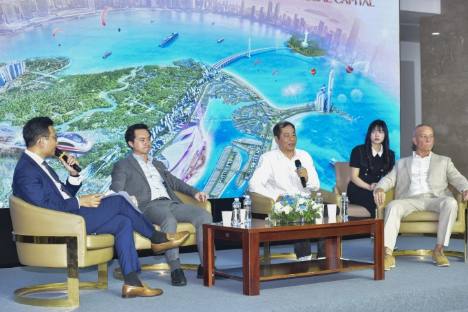 Từ phải sang: ông Troy Griffiths, Phó tổng giám đốc, Bộ phận quản lý cấp cao Savills TP HCM; ông Đinh Thế Hiển - Viện trưởng Viện Nghiên cứu Tin học và Kinh tế ứng dụng; ông Ngô Thành Huấn - CEO FIDT. Ảnh: Vingroup