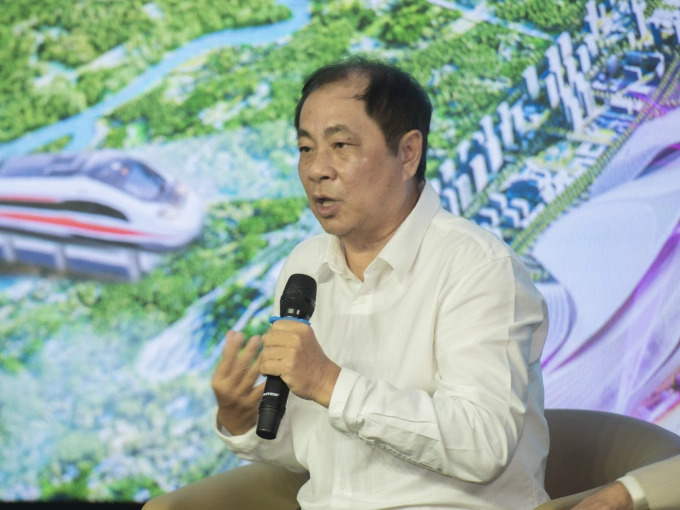 Tiến sĩ Đinh Thế Hiển phát biểu tại tọa đàm. Ảnh: Vingroup