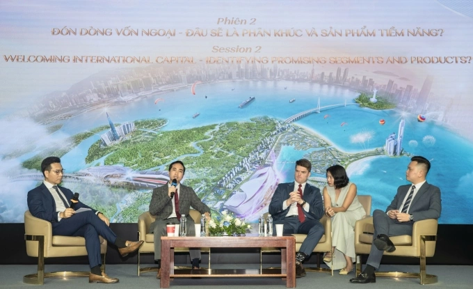 Các diễn giả tham gia tọa đàm sáng 6/4. Ảnh: Vingroup