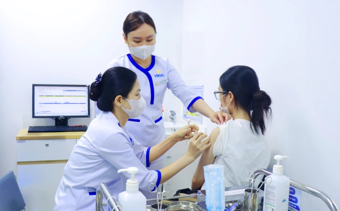 Nguyên Lộc tiêm vaccine phòng não mô cầu tại VNVC. Ảnh: Hoàng Dương