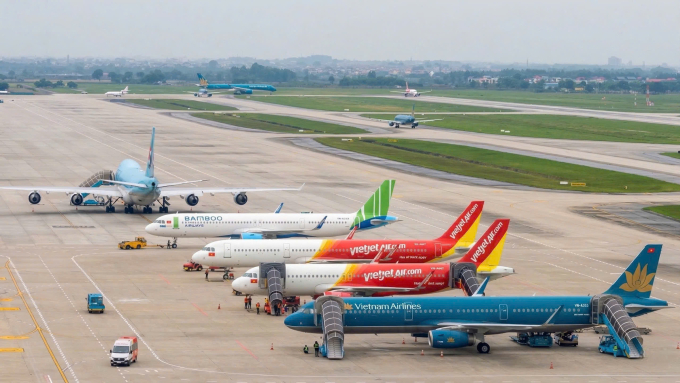 Máy bay đỗ tại sân bay Nội Bài. Ảnh: Phan Công