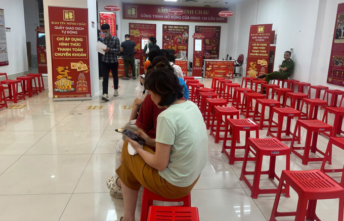 Hơn chục người chờ thanh toán mua vàng tại cơ sở Bảo Tín Minh Châu trên đường Cầu Giấy, lúc 17h30 ngày 6/4. Ảnh: Trọng Hiếu