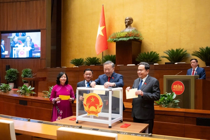 Lãnh đạo Đảng, Nhà nước bỏ phiếu bầu Chủ tịch nước nhiệm kỳ mới, sáng 7/4. Ảnh: Cổng TTĐT Quốc hội