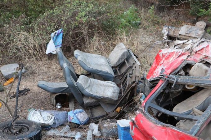 Ôtô khách bẹp dúm, ghế rơi ra ngoài sau tai nạn. Ảnh: Nguyễn Quốc