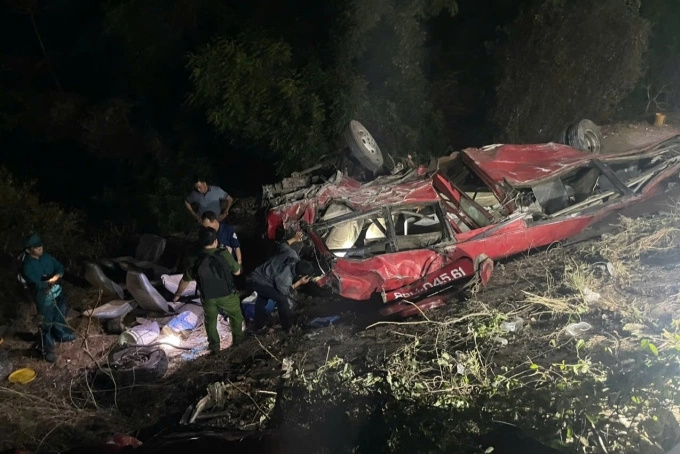 Cảnh sát và giám định viên đăng kiểm khám xe lúc 20h. Ảnh: Khải Nguyên