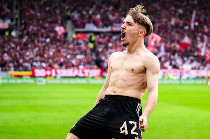 Karl mừng bàn quyết định trong trận Freiburg 2-3 Bayern ở vòng 28 Bundesliga hôm 4/4. Ảnh: DPA