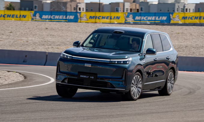 Geely Galaxy M9 trên đường chạy thử của Edmunds. Ảnh: Edmunds