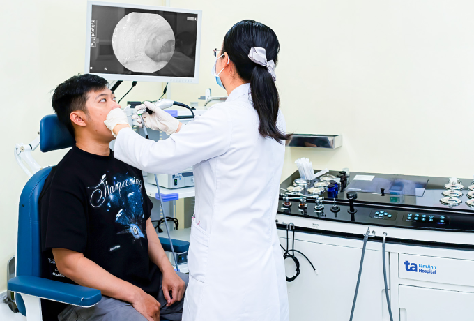 Bác sĩ Hằng đang nội soi họng cho một người bệnh. Ảnh minh họa: Bệnh viện Đa khoa Tâm Anh