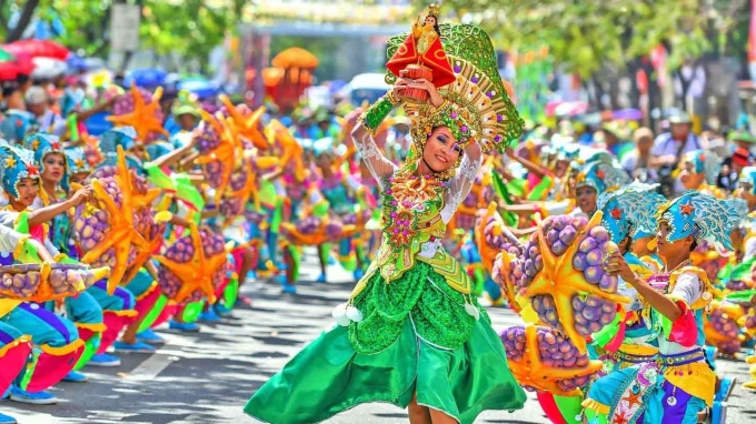 Vũ công biểu diễn đường phố tại Carnaval Hạ Long. Ảnh: Sun Group