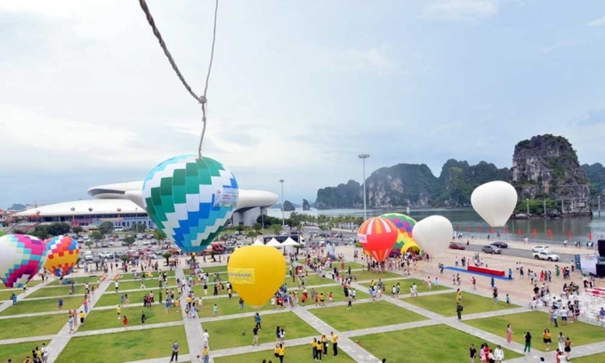 Đông đảo du khách đến tham quan và trải nghiệm khinh khí cầu. Ảnh: Sun Group