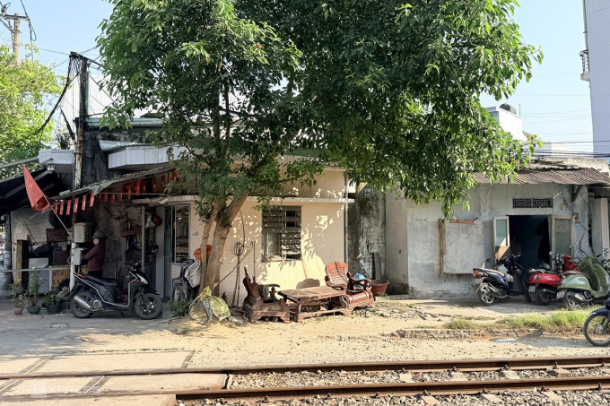 Gác chắn nơi xảy ra sự việc, trong đó nhà của người phụ nữ hành hung nhân viên nằm ngay phía sau. Ảnh: Nguyễn Đông