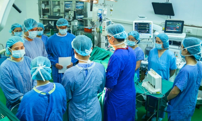 Các y bác sĩ cúi đầu tri ân cô gái trước khi thực hiện lấy tạng ghép. Ảnh: Bệnh viện cung cấp