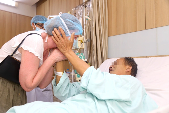 Mẹ của cô gái thăm nam bệnh nhân nhận tạng. Ảnh: Thảo My