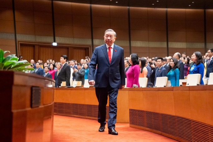 Tổng Bí thư Tô Lâm bước lên bục tuyên thệ nhậm chức Chủ tịch nước. Ảnh: Phạm Thắng