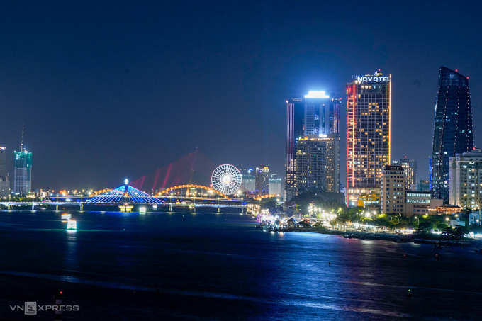 Một góc đô thị trung tâm Đà Nẵng lung linh về đêm. Ảnh: Nguyễn Đông