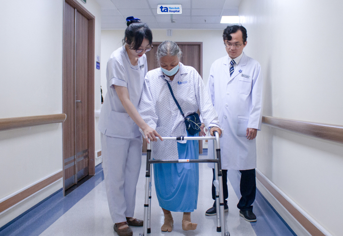 Bà Hương tập đi lại ngay sau phẫu thuật thay khớp gối. Ảnh: Bệnh viện Đa khoa Tâm Anh