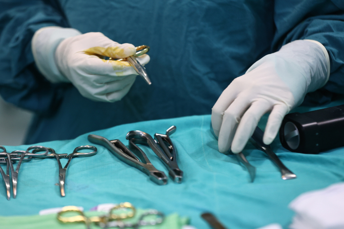 Nhân viên y tế trong ca phẫu thuật cho bệnh nhân. Ảnh: Quỳnh Trần