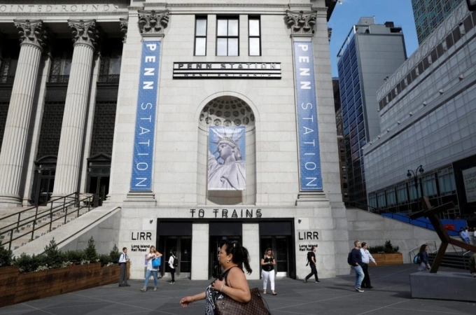 Các hành khách đi làm buổi sáng đi ngang lối vào Moynihan Train Hall tại Penn Station, thành phố New York, Mỹ ngày 17/8/2017. Ảnh: Reuters