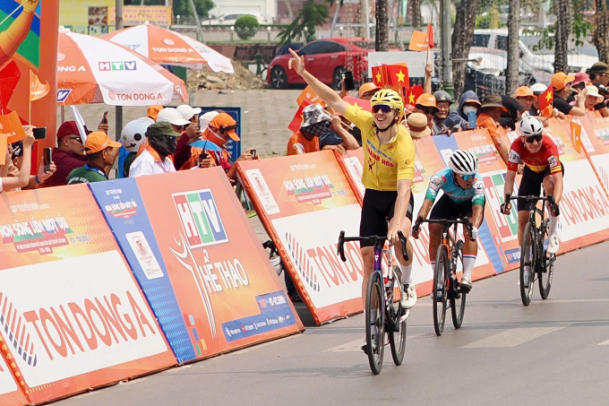 Dzianis mừng chiến thắng chặng 5 giải xe đạp toàn quốc tranh Cup Truyền hình HTV 2025 từ Thanh Hóa đi Nghệ An, trưa 7/4. Ảnh: Hoàng Quỳnh