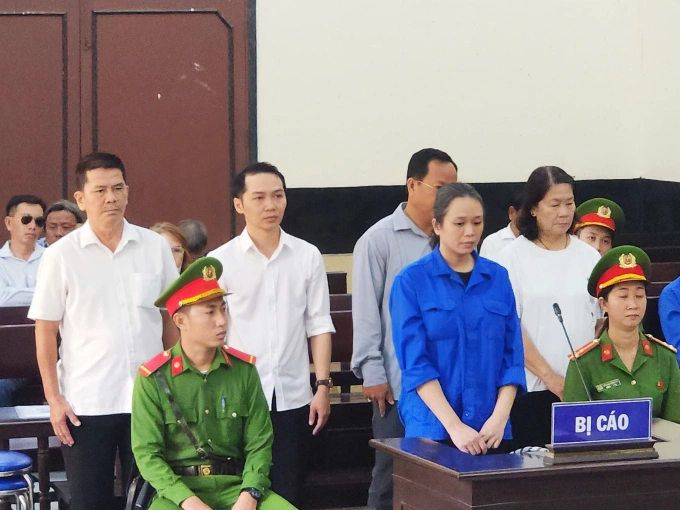 Võ Thị Thùy Trang cùng các bị cáo tại tòa. Ảnh: Hoàng Nam