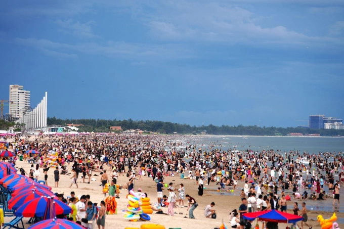 Du khách tắm biển Bãi Sau, Vũng Tàu. Ảnh: Ánh Dương