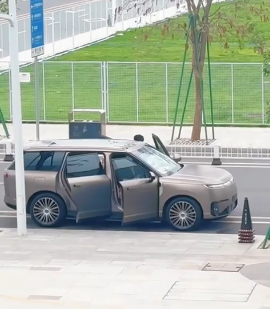 Ôtô tự đóng mở cùng lúc cả 4 cửa