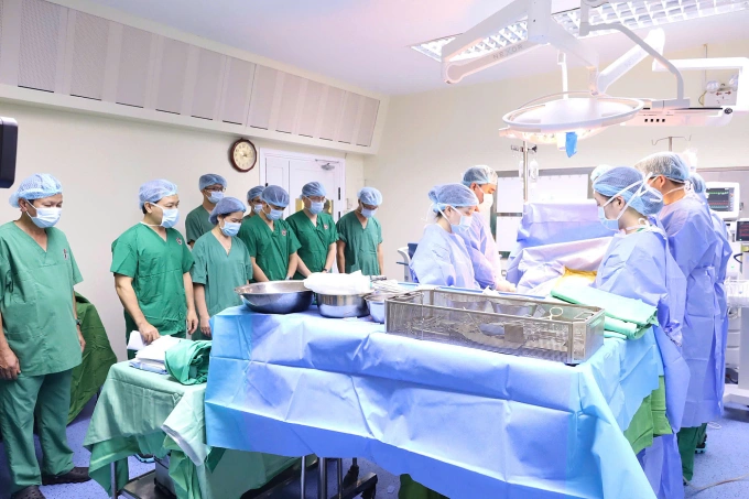Y bác sĩ tri ân người hiến tạng trước khi lấy, ghép đa tạng chiều 6/4. Ảnh:Bệnh viện cung cấp