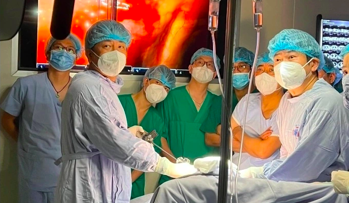 Các bác sĩ Bệnh viện K phẫu thuật một ca ung thư phổi. Ảnh:Hà Trần