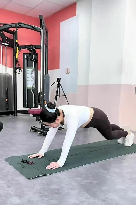 Trúc Anh chia sẻ video tập thể dục để lấy lại phom dáng, đầu tháng 4