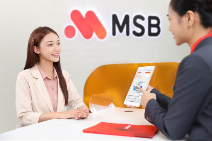 Nhân viên MSB tư vấn dịch vụ cho khách hàng. Ảnh: MSB